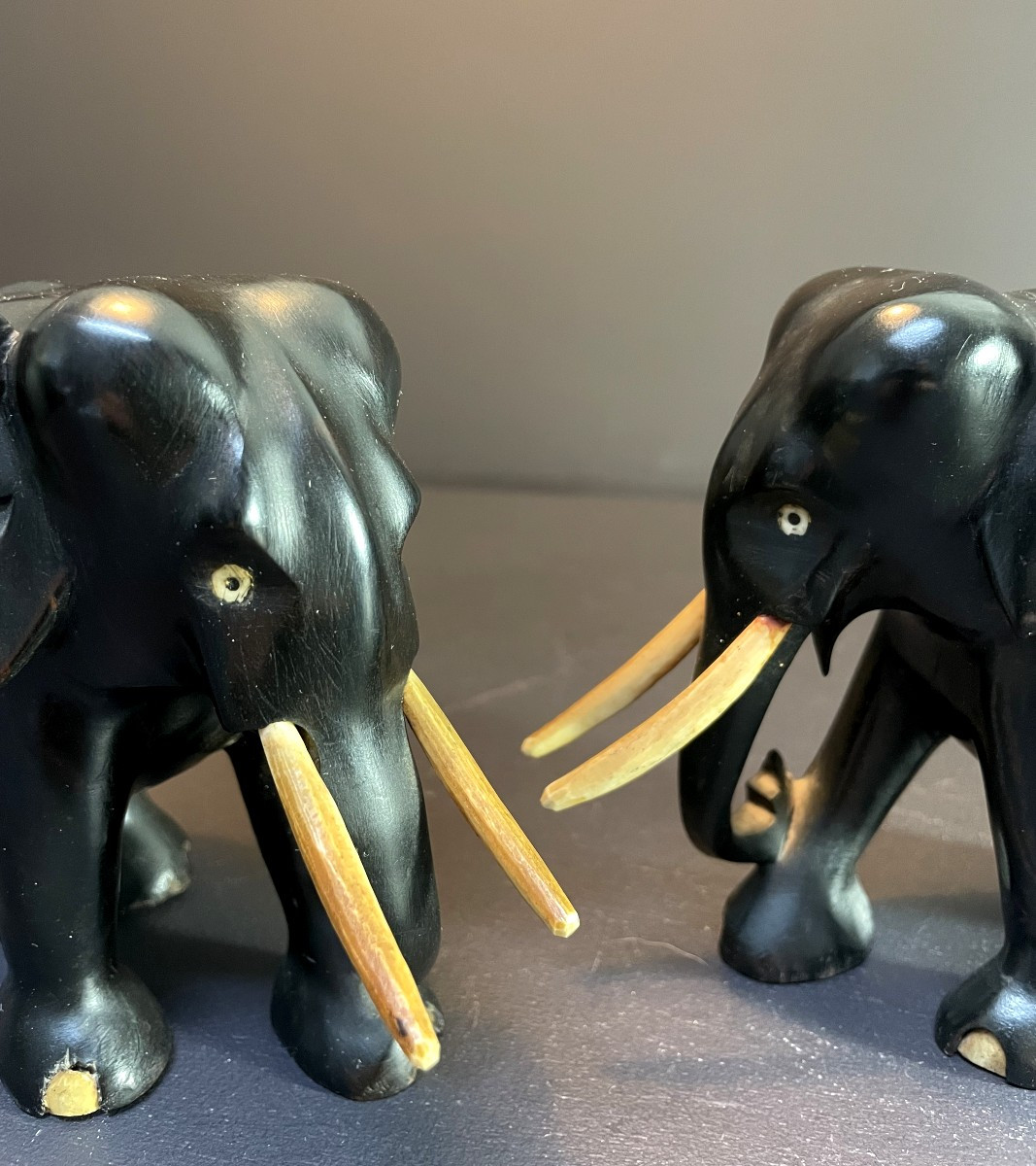 France, Années 1950, paire d'éléphants stylisés en ébène et os.-photo-3