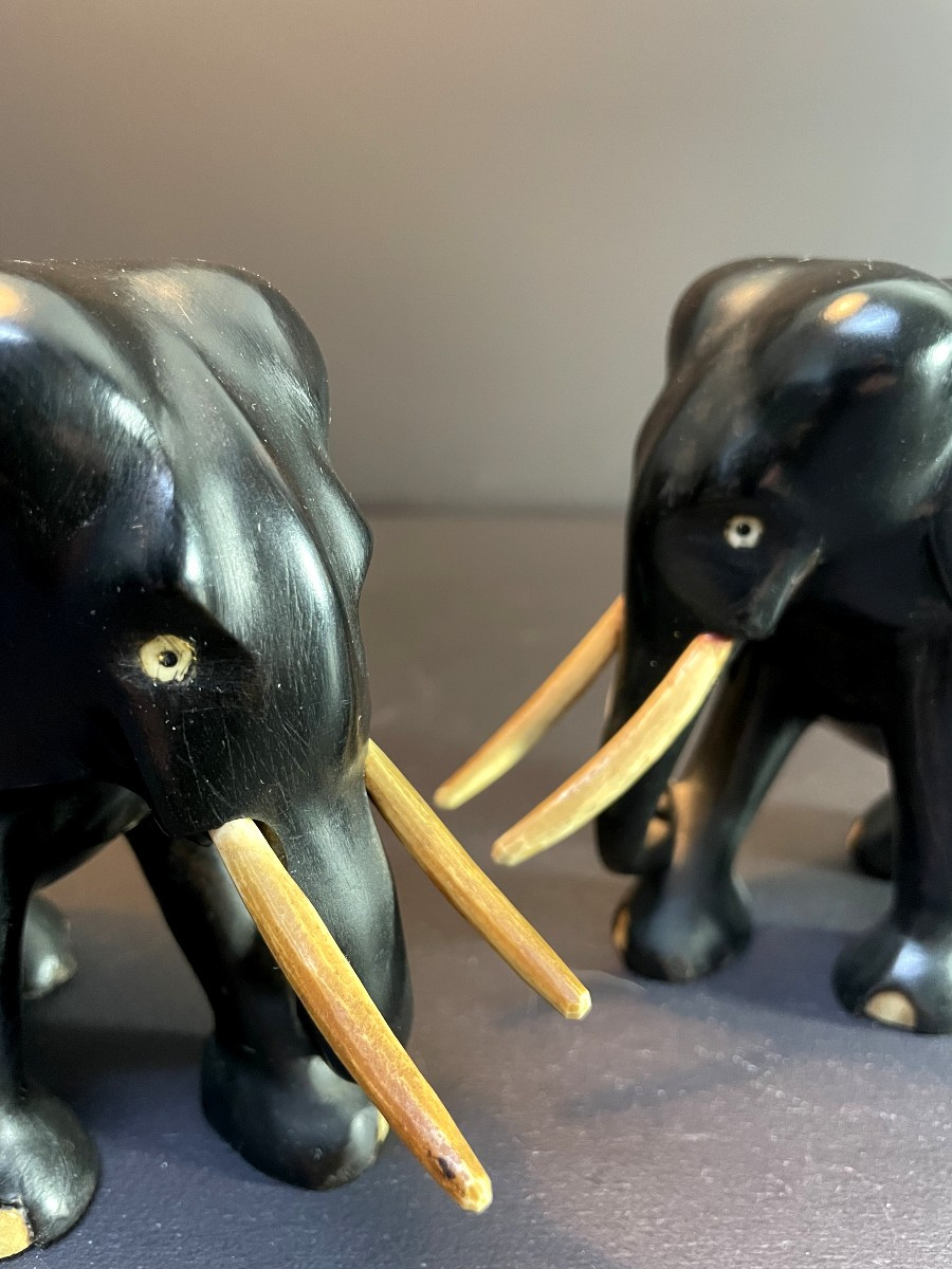 France, Années 1950, paire d'éléphants stylisés en ébène et os.