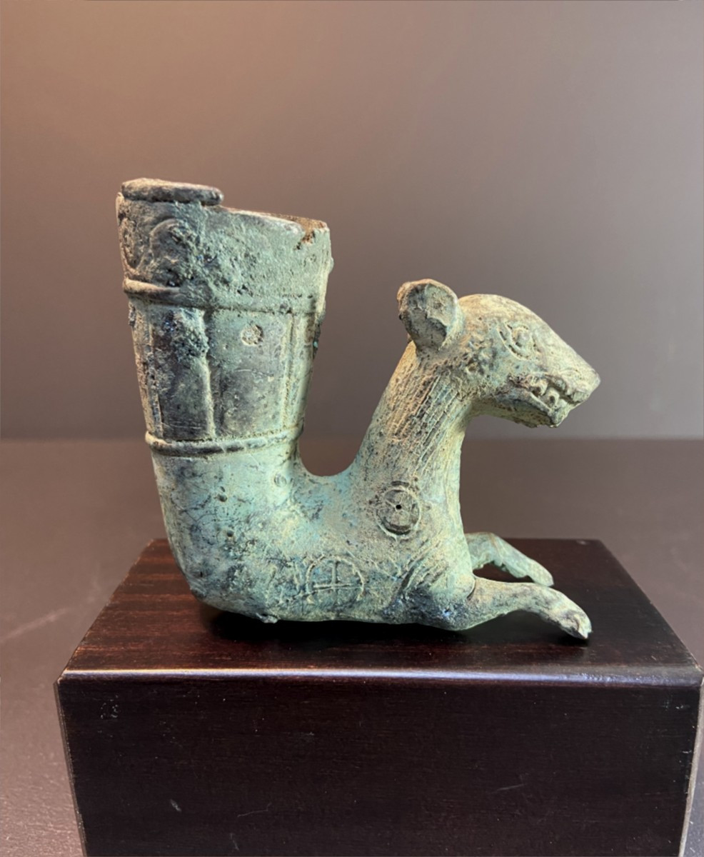 Civilisation de Bactriane, 400 avant notre ère, Rhyton décoré d'un buste de tigre rugissant.-photo-2