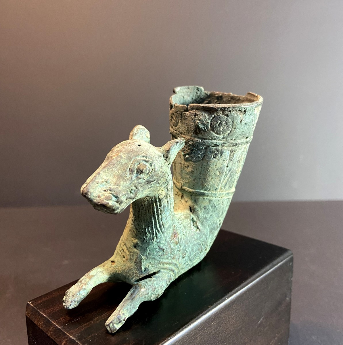 Civilisation de Bactriane, 400 avant notre ère, Rhyton décoré d'un buste de tigre rugissant.-photo-3