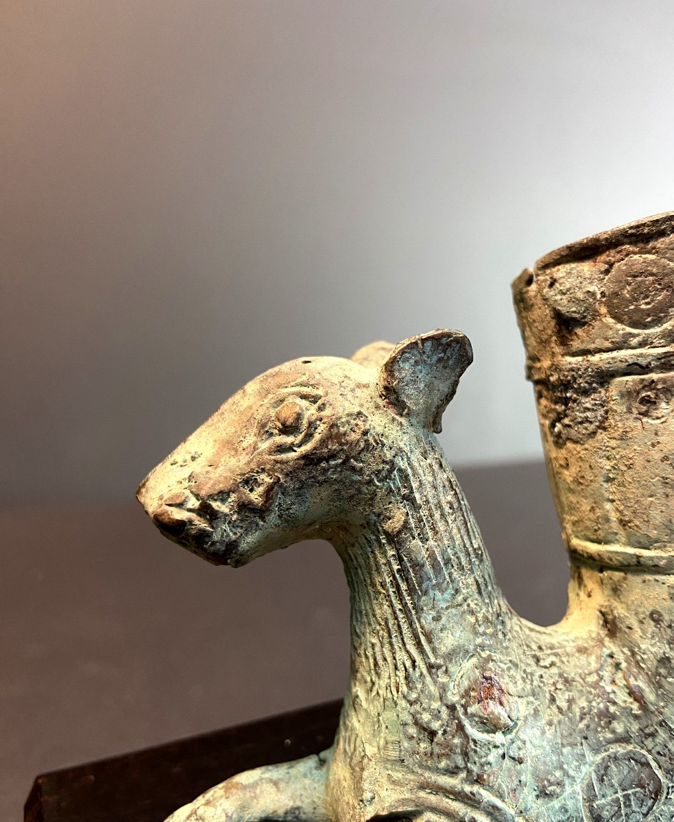 Civilisation de Bactriane, 400 avant notre ère, Rhyton décoré d'un buste de tigre rugissant.-photo-1