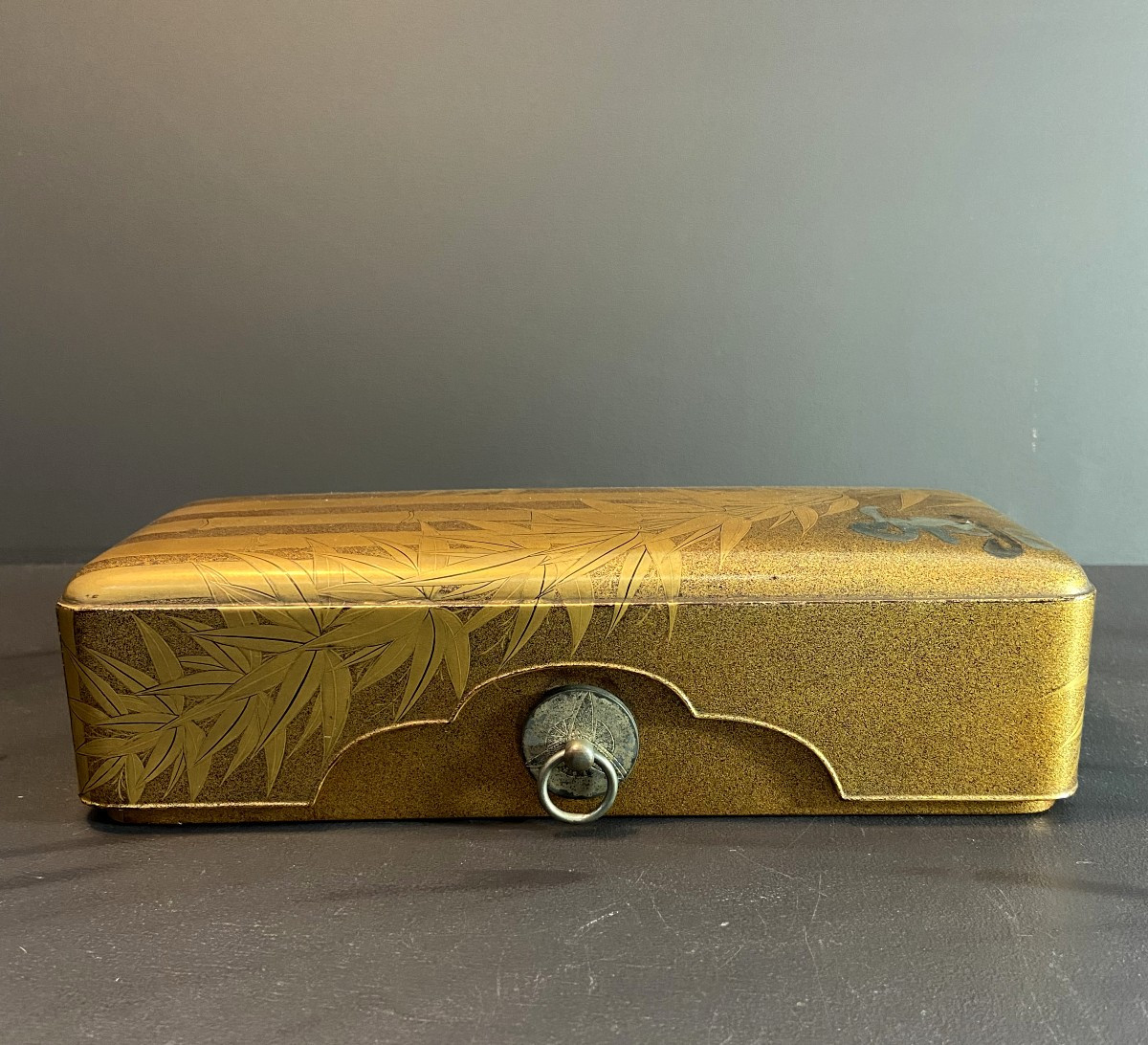 Japon - Époque Edo (1601-1868), Fumibako en laque or kinji et fond nashiji au décor de bambous.-photo-1