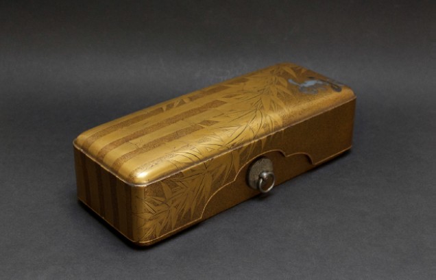 Japon - Époque Edo (1601-1868), Fumibako en laque or kinji et fond nashiji au décor de bambous.
