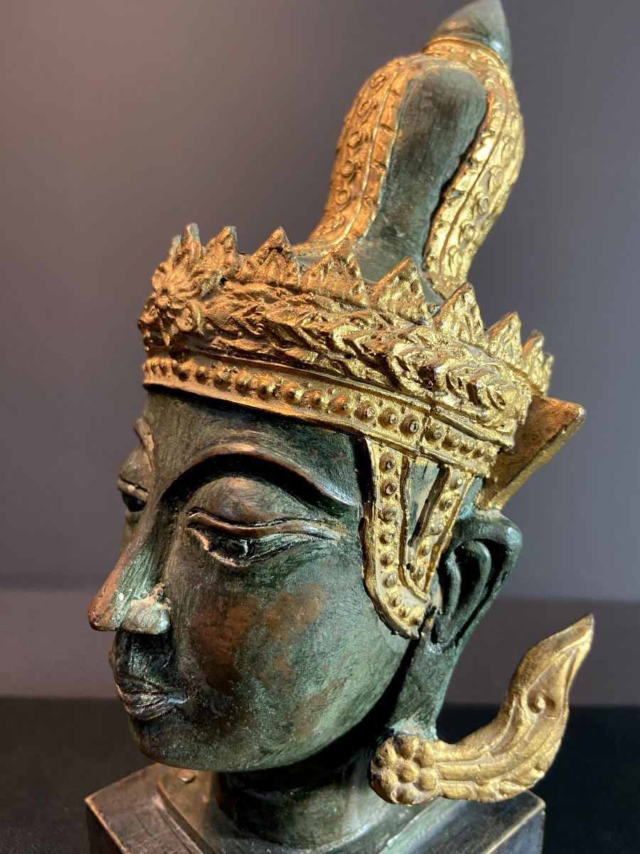 Birmanie, Milieu du XXème siècle, tête de Bouddha en bronze reposant sur un socle en bois-photo-4