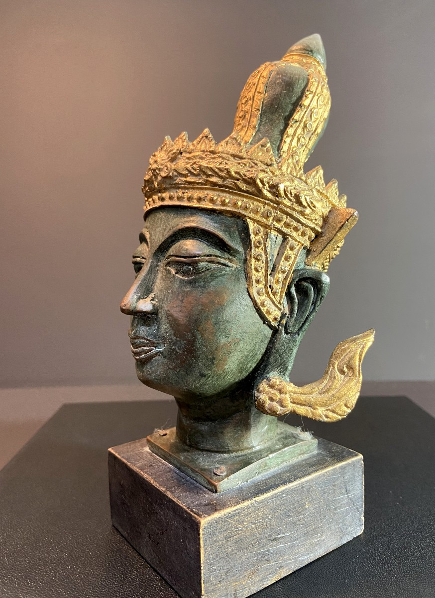 Birmanie, Milieu du XXème siècle, tête de Bouddha en bronze reposant sur un socle en bois-photo-1