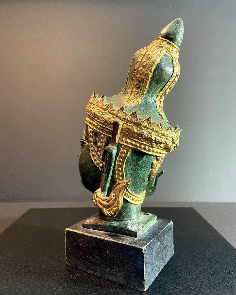 Birmanie, Milieu du XXème siècle, tête de Bouddha en bronze reposant sur un socle en bois-photo-2