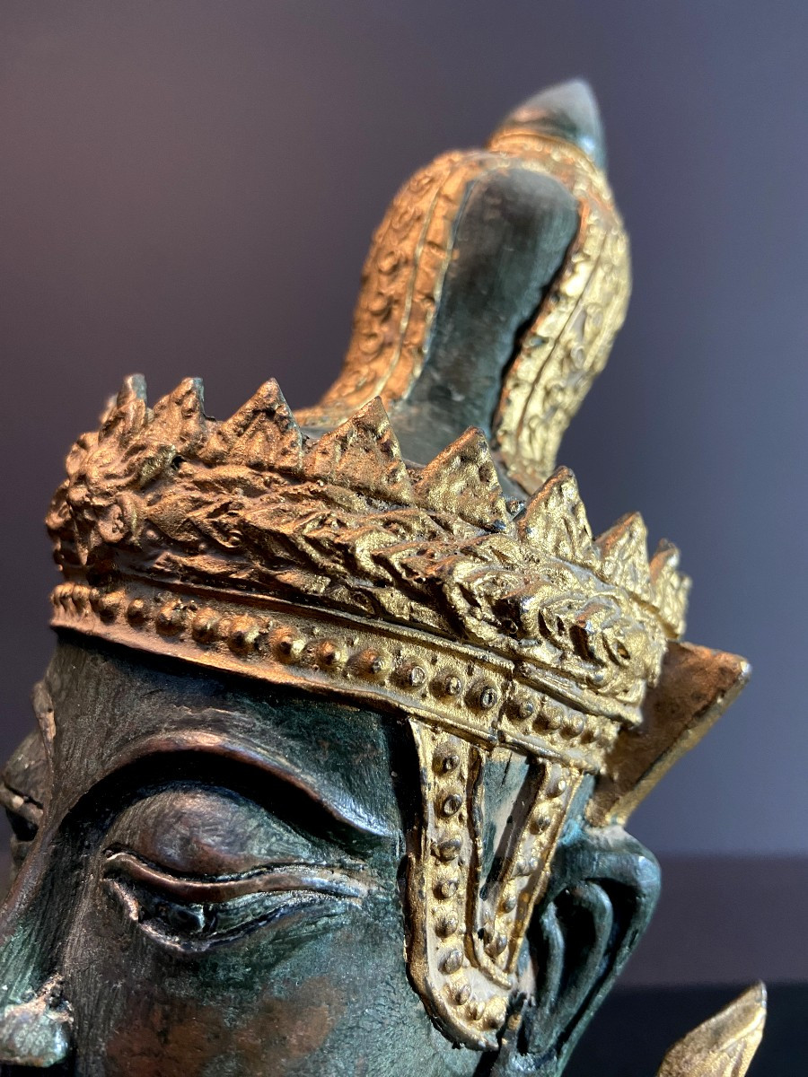 Birmanie, Milieu du XXème siècle, tête de Bouddha en bronze reposant sur un socle en bois-photo-4