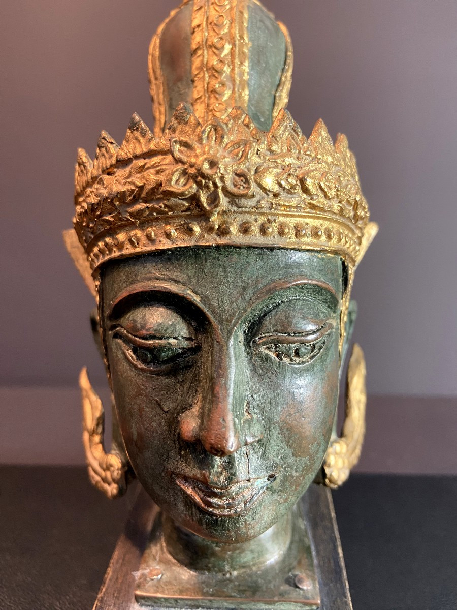 Birmanie, Milieu du XXème siècle, tête de Bouddha en bronze reposant sur un socle en bois-photo-5