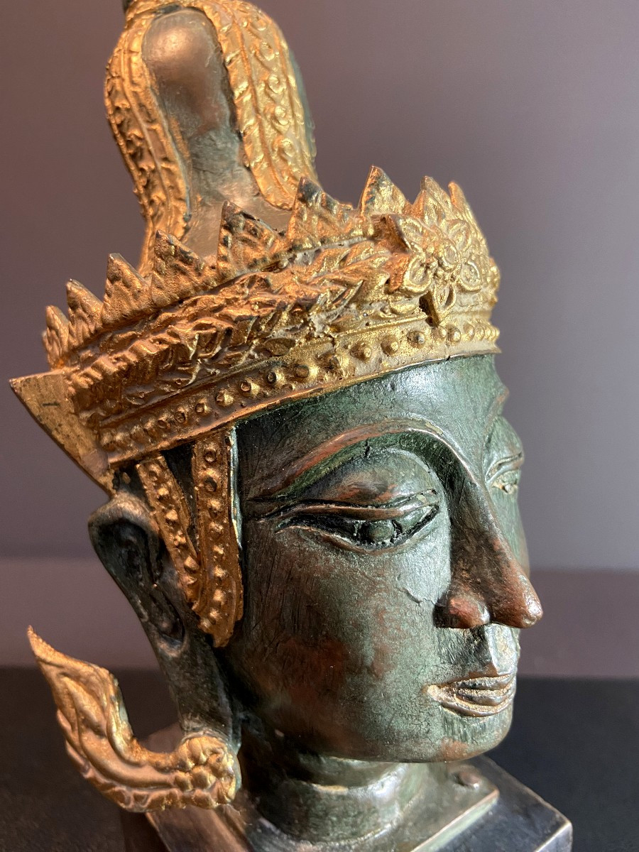Birmanie, Milieu du XXème siècle, tête de Bouddha en bronze reposant sur un socle en bois-photo-6