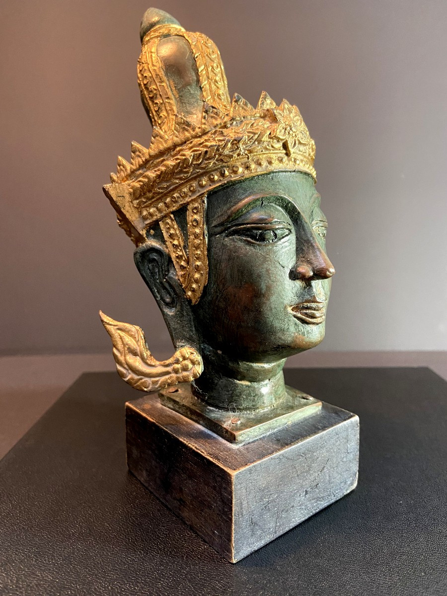 Birmanie, Milieu du XXème siècle, tête de Bouddha en bronze reposant sur un socle en bois