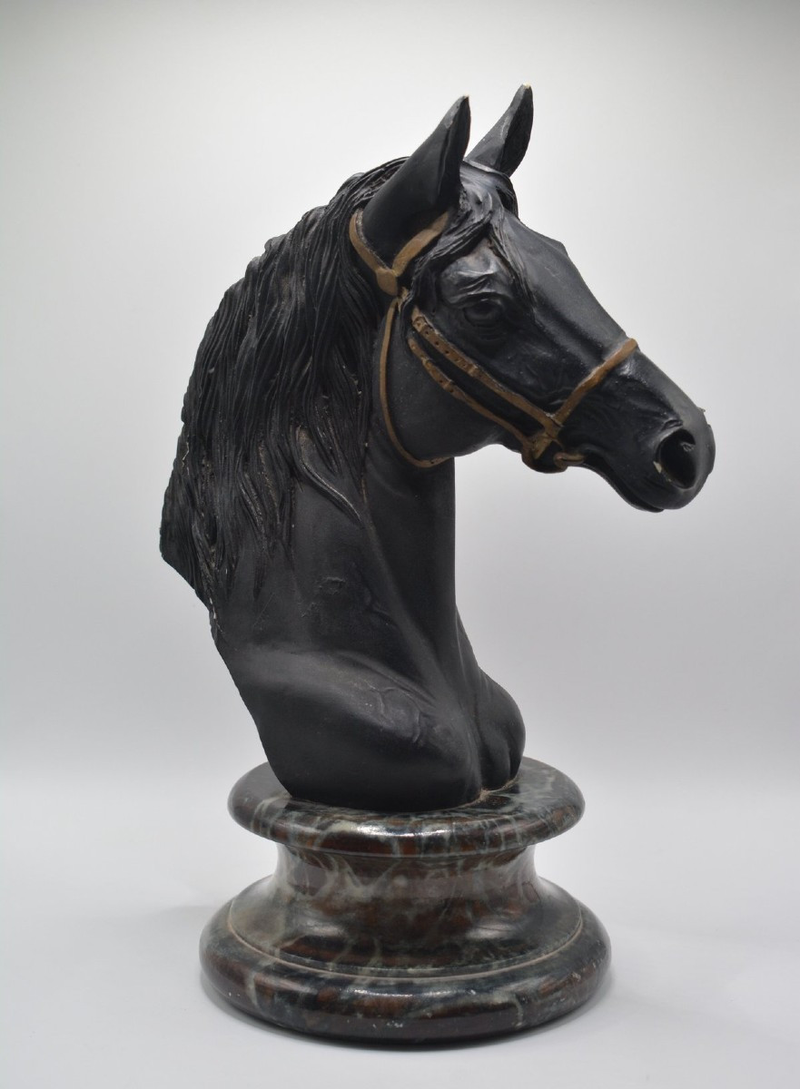 Italie, 1970, Sculpture à représentation d'un buste de cheval reposant sur un socle en marbre.-photo-2