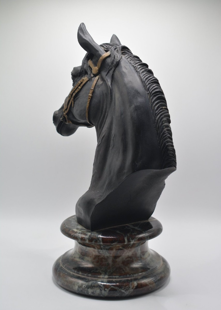 Italie, 1970, Sculpture à représentation d'un buste de cheval reposant sur un socle en marbre.-photo-4