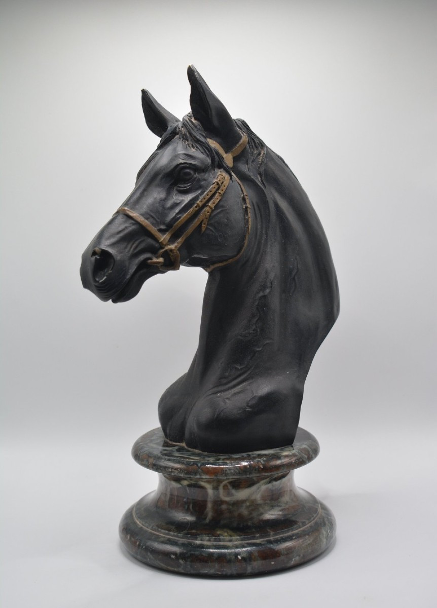 Italie, 1970, Sculpture à représentation d'un buste de cheval reposant sur un socle en marbre.-photo-1