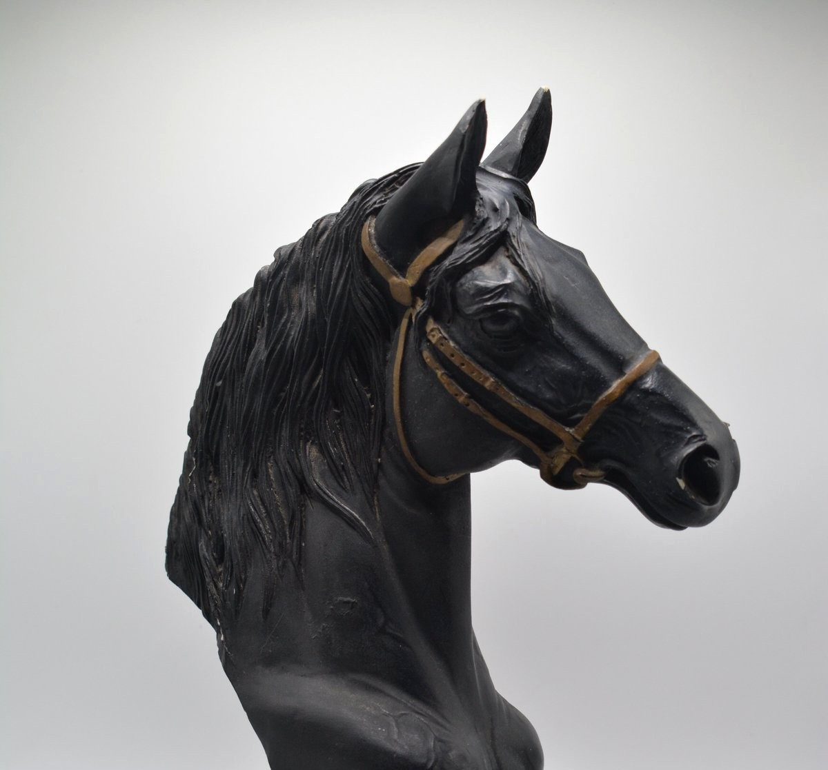 Italie, 1970, Sculpture à représentation d'un buste de cheval reposant sur un socle en marbre.-photo-2