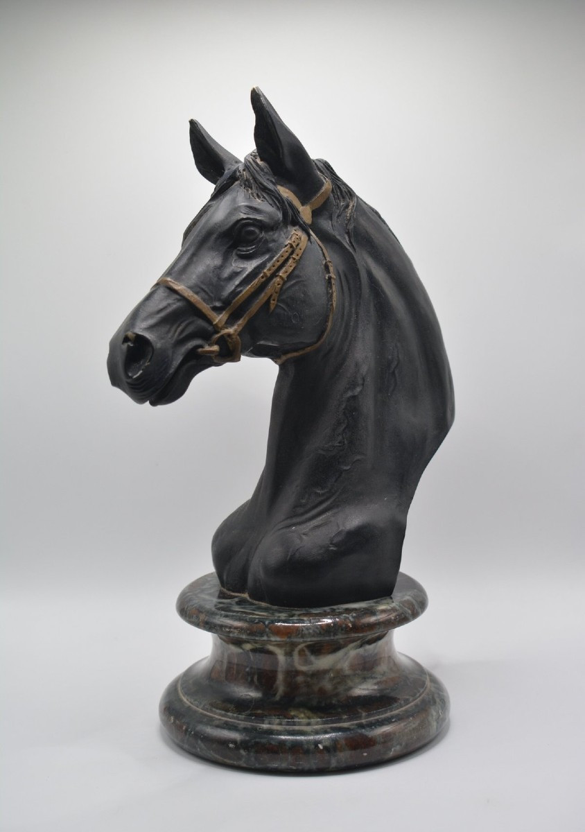 Italie, 1970, Sculpture à représentation d'un buste de cheval reposant sur un socle en marbre.
