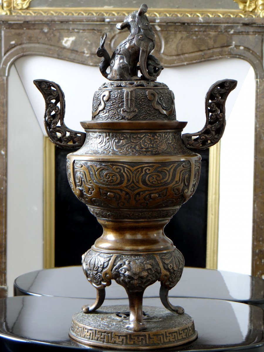Chine, XIXème Siècle, Brûle-parfum En Bronze sur piètement tripode à têtes de chimères.-photo-2