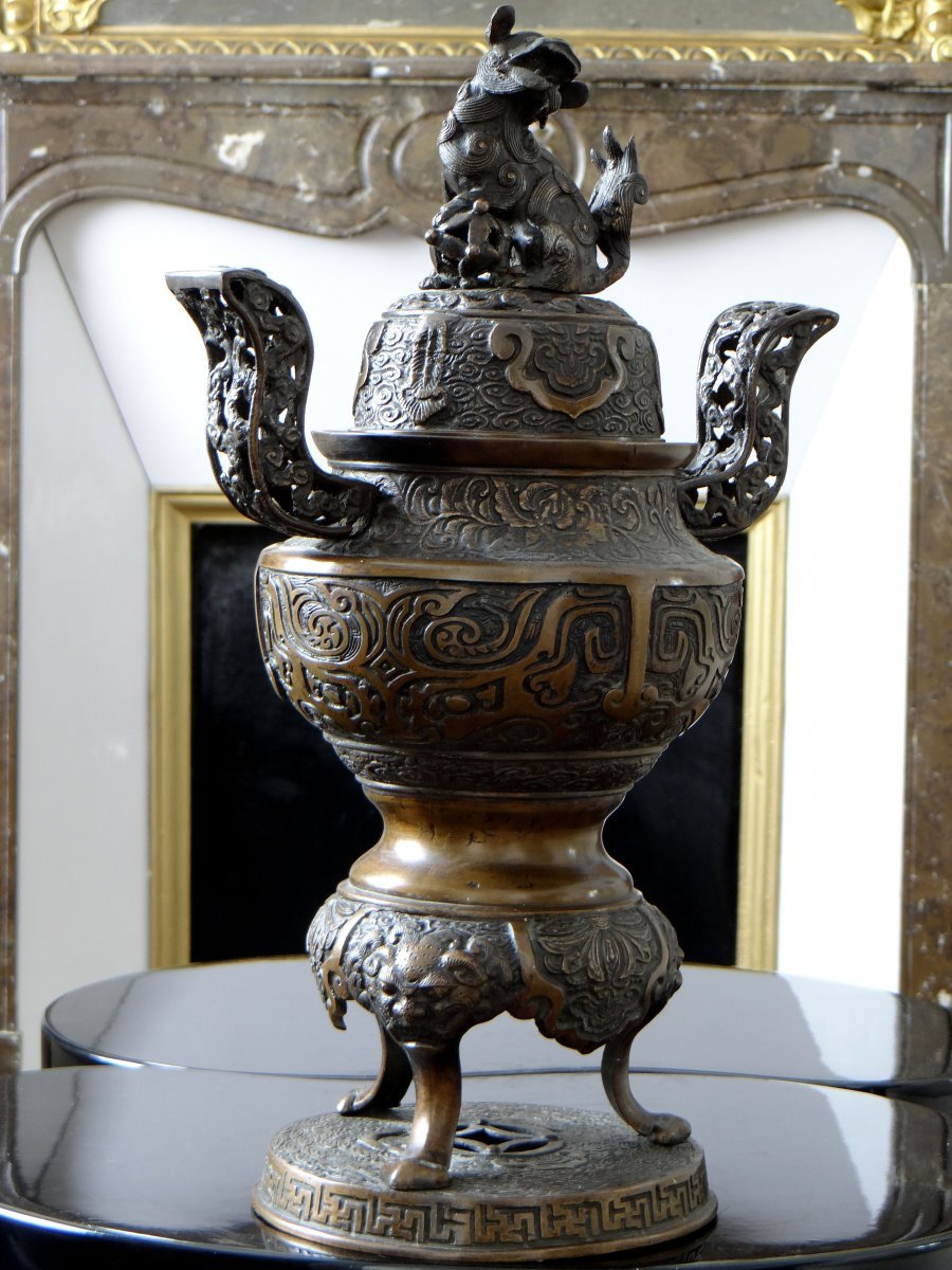 Chine, XIXème Siècle, Brûle-parfum En Bronze sur piètement tripode à têtes de chimères.-photo-4