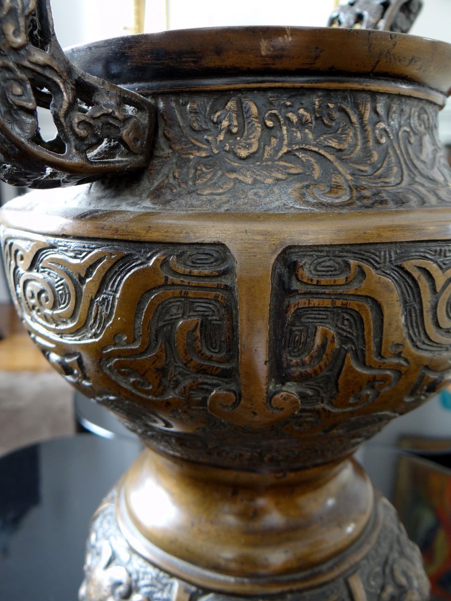 Chine, XIXème Siècle, Brûle-parfum En Bronze sur piètement tripode à têtes de chimères.-photo-2