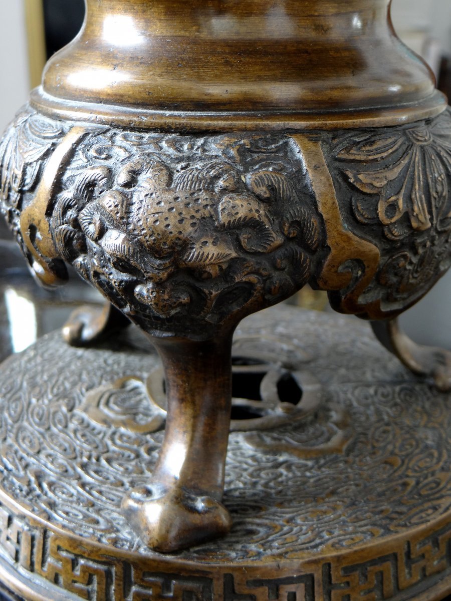Chine, XIXème Siècle, Brûle-parfum En Bronze sur piètement tripode à têtes de chimères.-photo-4