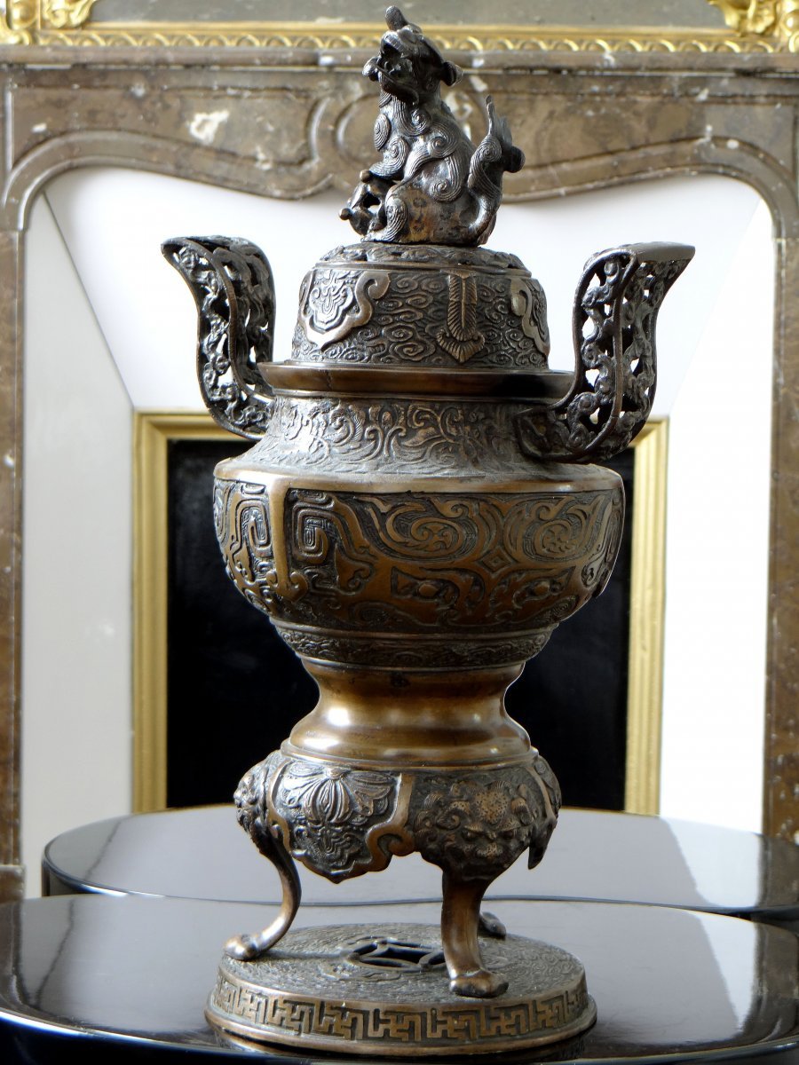 Chine, XIXème Siècle, Brûle-parfum En Bronze sur piètement tripode à têtes de chimères.-photo-6