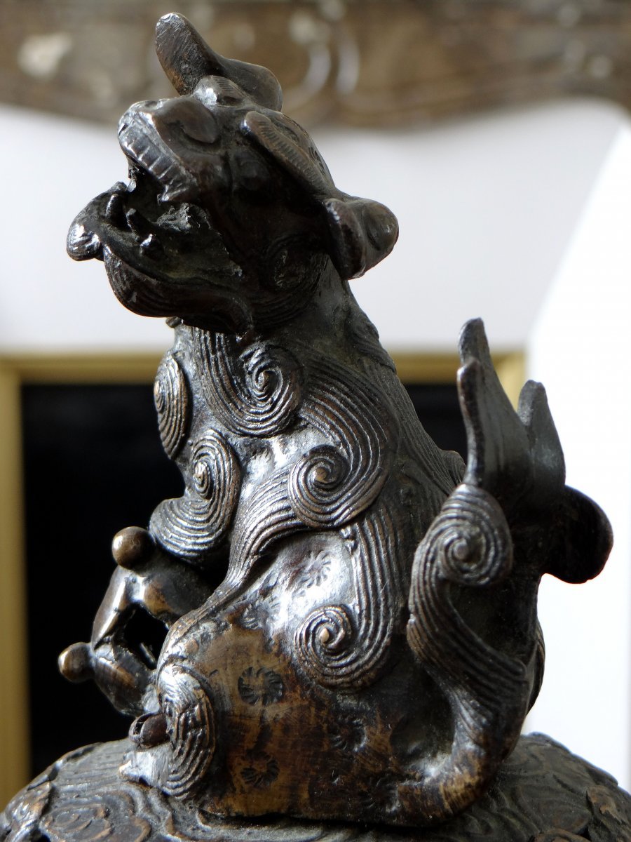Chine, XIXème Siècle, Brûle-parfum En Bronze sur piètement tripode à têtes de chimères.