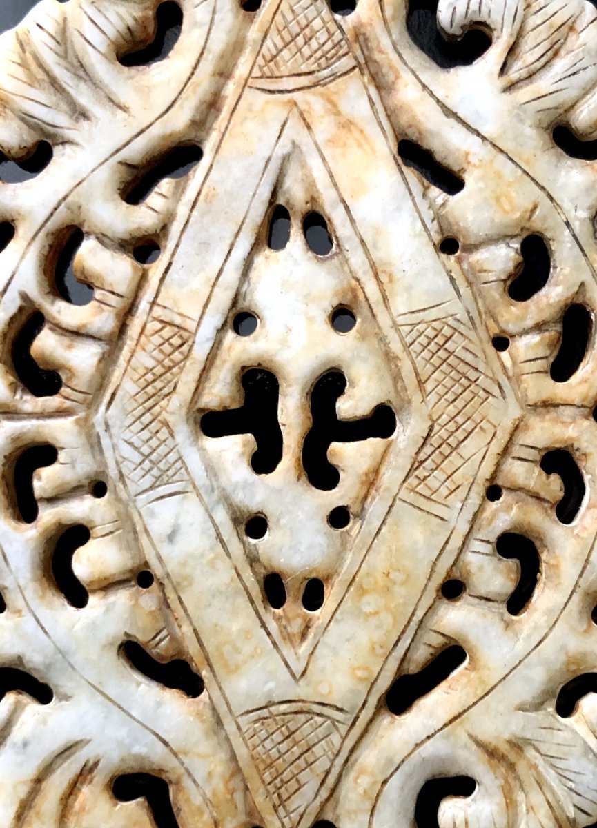 Chine, Ancienne Plaque De Jade Sculpté Et Ajouré Esprit Dynastie Des Han Occidentaux.-photo-2