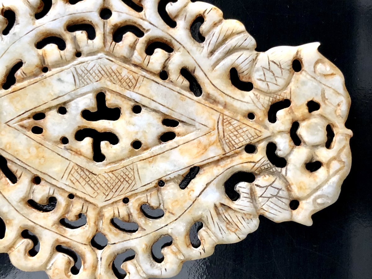 Chine, Ancienne Plaque De Jade Sculpté Et Ajouré Esprit Dynastie Des Han Occidentaux.-photo-3