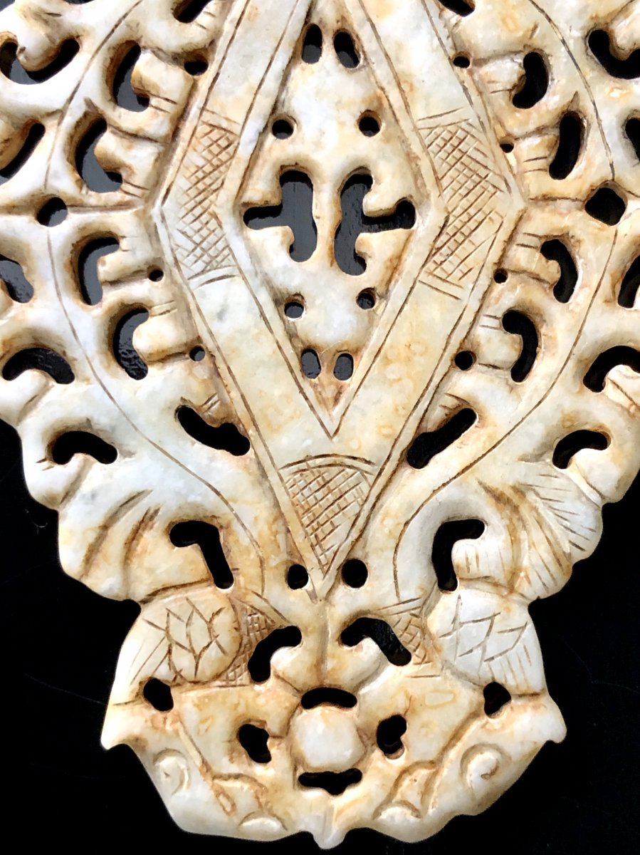 Chine, Ancienne Plaque De Jade Sculpté Et Ajouré Esprit Dynastie Des Han Occidentaux.-photo-1