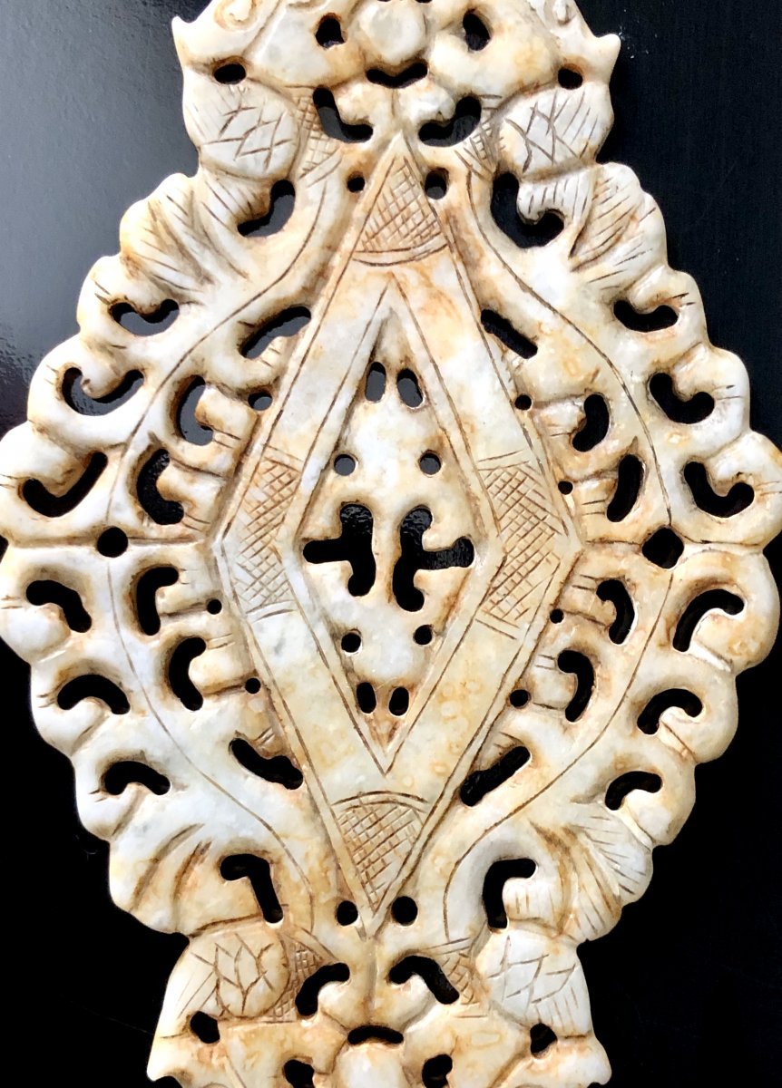 Chine, Ancienne Plaque De Jade Sculpté Et Ajouré Esprit Dynastie Des Han Occidentaux.-photo-2