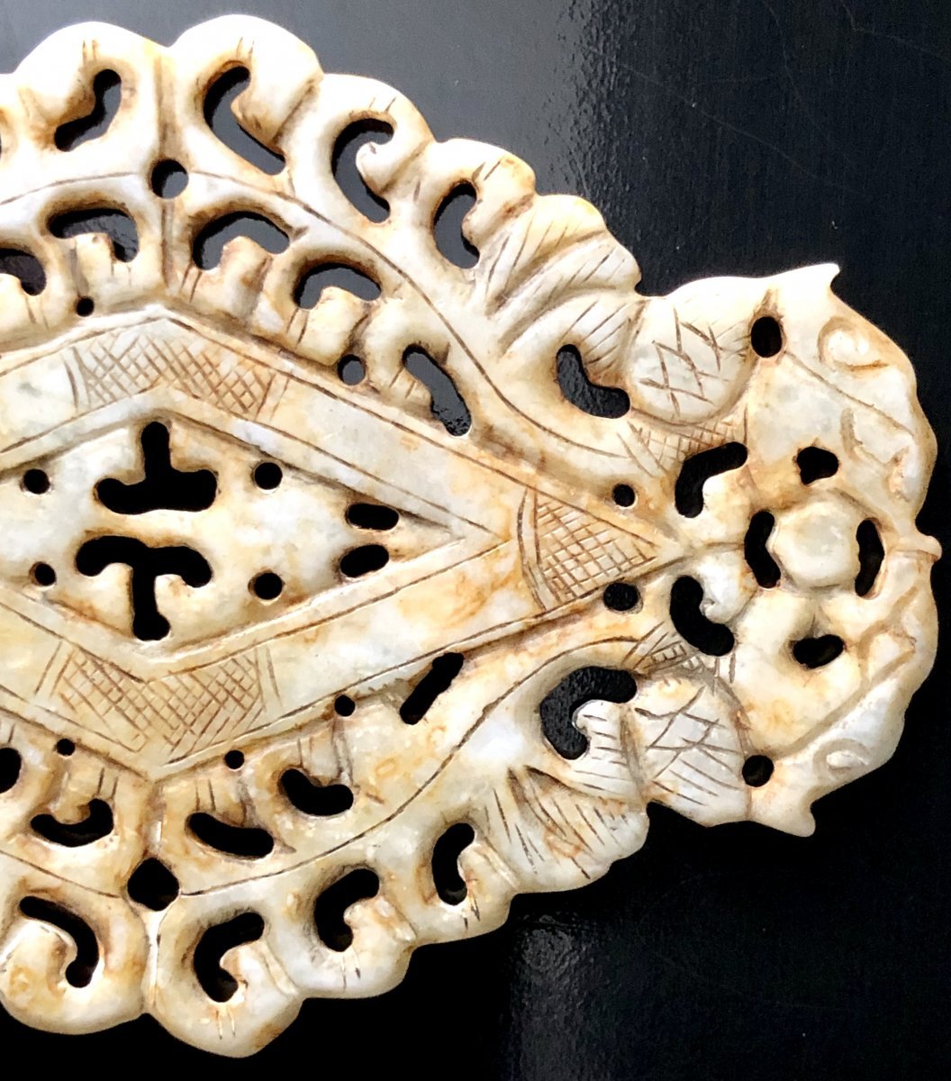 Chine, Ancienne Plaque De Jade Sculpté Et Ajouré Esprit Dynastie Des Han Occidentaux.-photo-3