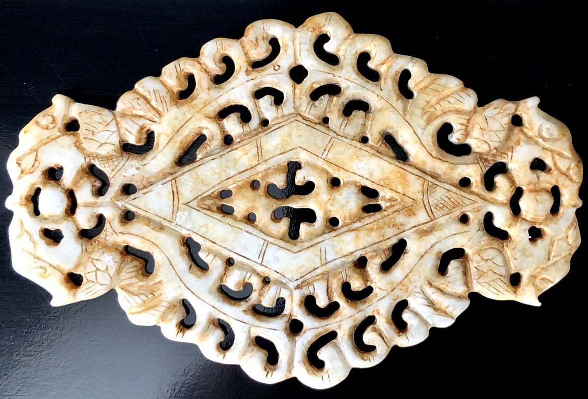Chine, Ancienne Plaque De Jade Sculpté Et Ajouré Esprit Dynastie Des Han Occidentaux.