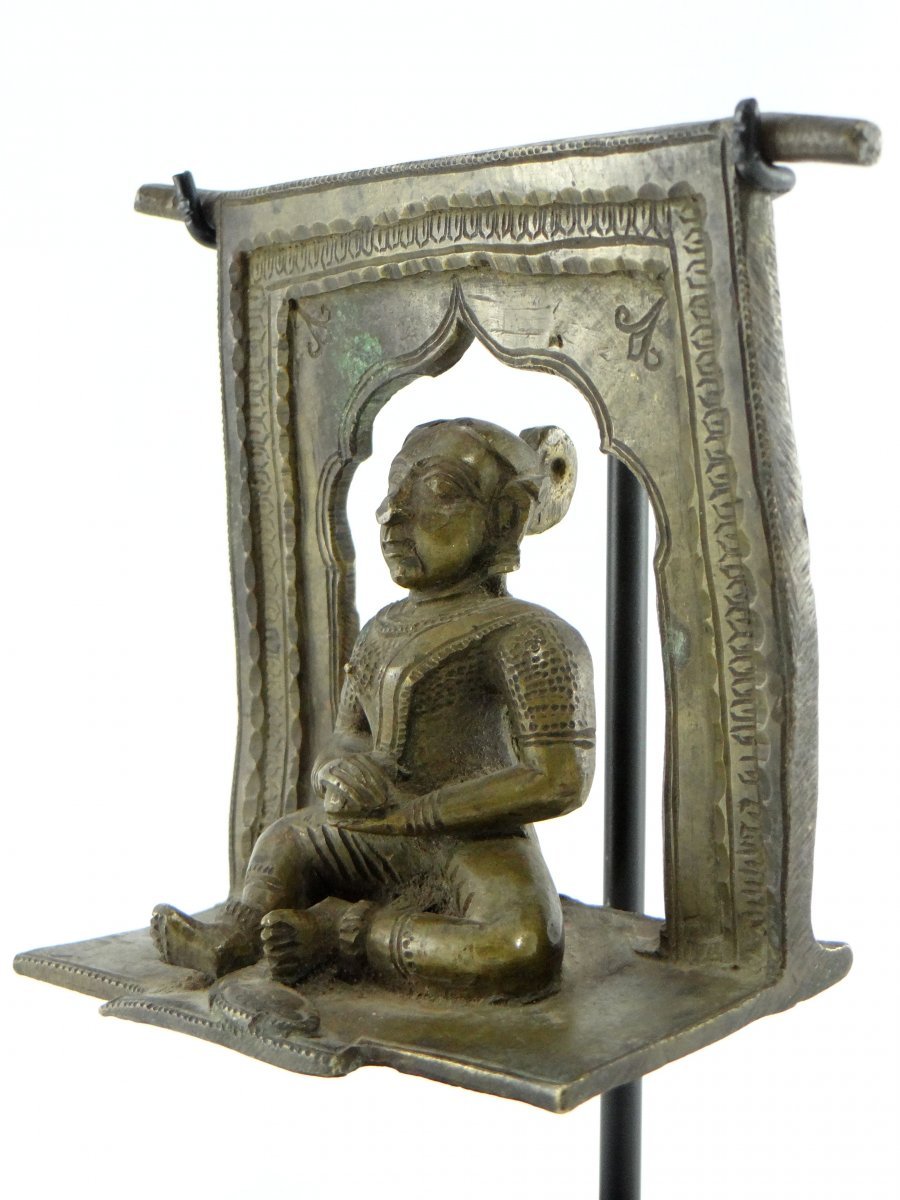 Inde, XIXème Siècle, Petit Autel Hindouiste En Bronze Représentant Une Divinité.-photo-4