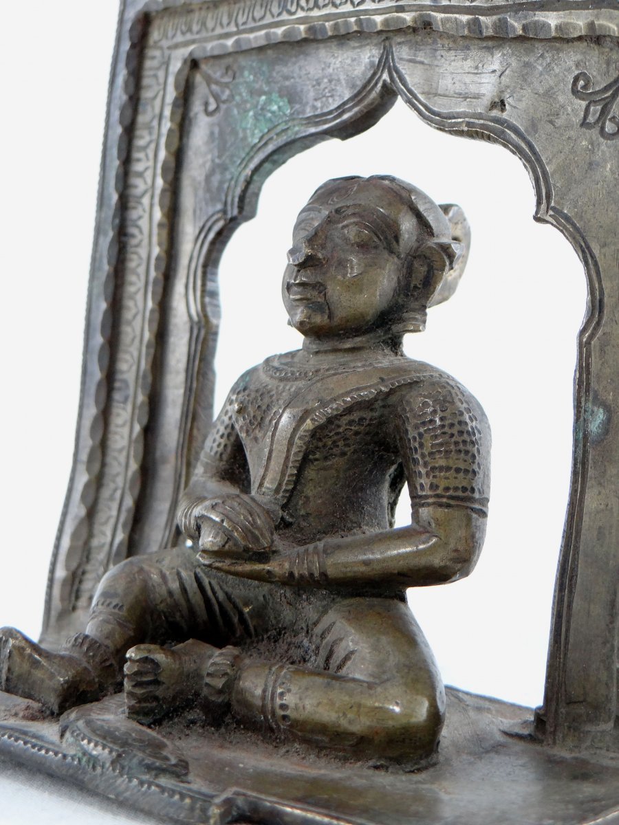 Inde, XIXème Siècle, Petit Autel Hindouiste En Bronze Représentant Une Divinité.-photo-1