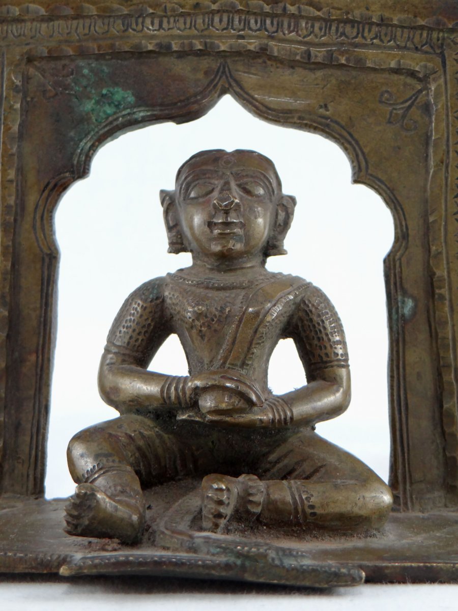 Inde, XIXème Siècle, Petit Autel Hindouiste En Bronze Représentant Une Divinité.