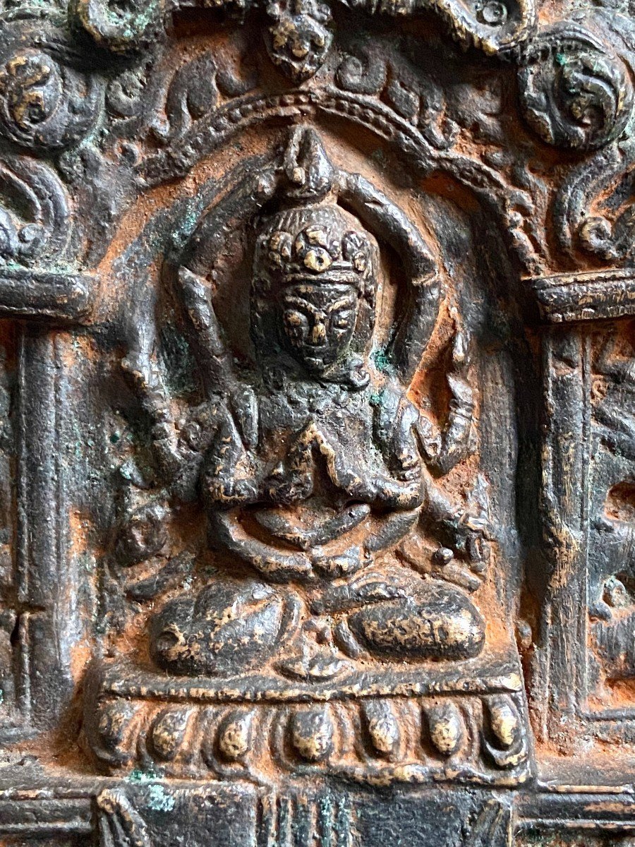Népal, Début Du XIXème Siècle, Rare Autel En Bronze Dédié Au Bodhisattva Sadaksari.