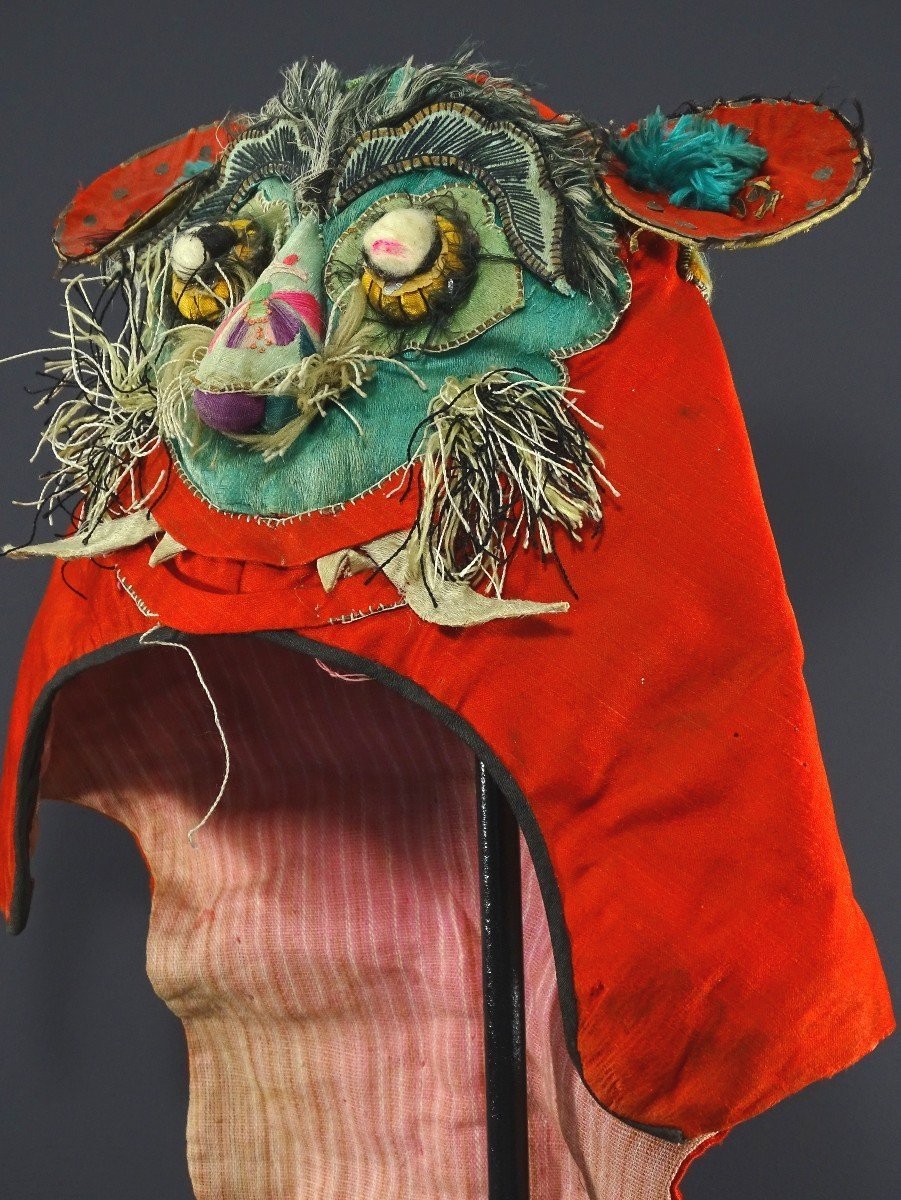 Chine, Seconde Moitié Du XIXème Siècle, Bonnet-tigre De Cérémonie En Soie Brodée.-photo-3
