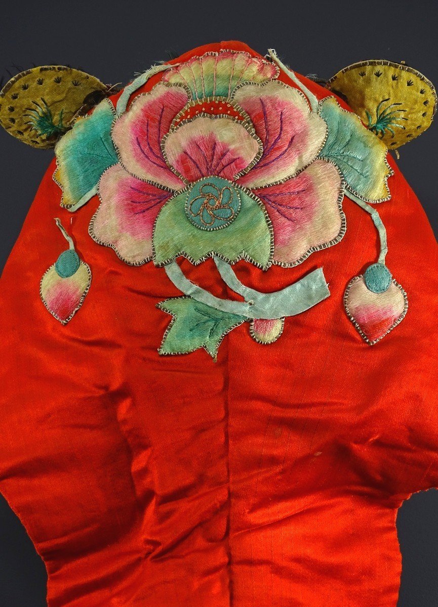 Chine, Seconde Moitié Du XIXème Siècle, Bonnet-tigre De Cérémonie En Soie Brodée.-photo-4