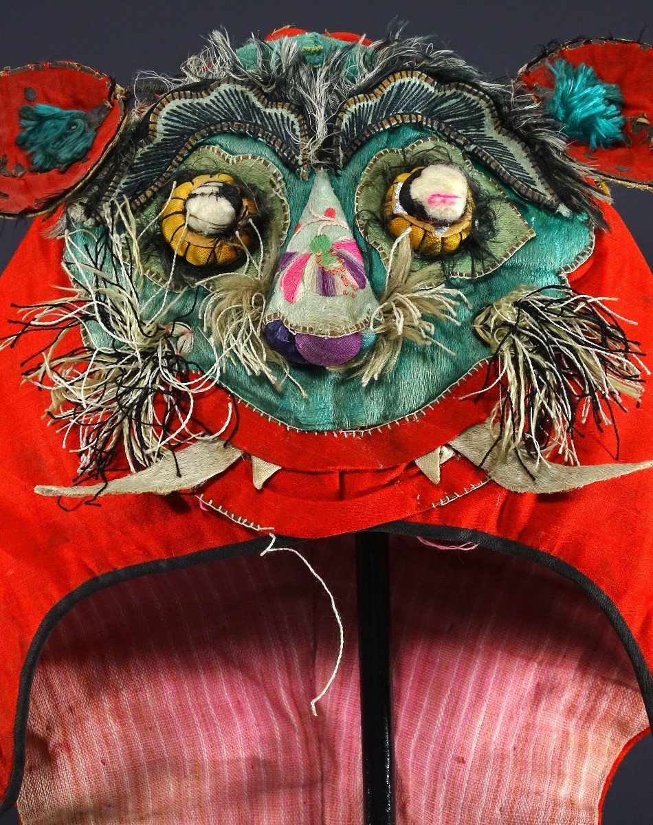 Chine, Seconde Moitié Du XIXème Siècle, Bonnet-tigre De Cérémonie En Soie Brodée.-photo-3