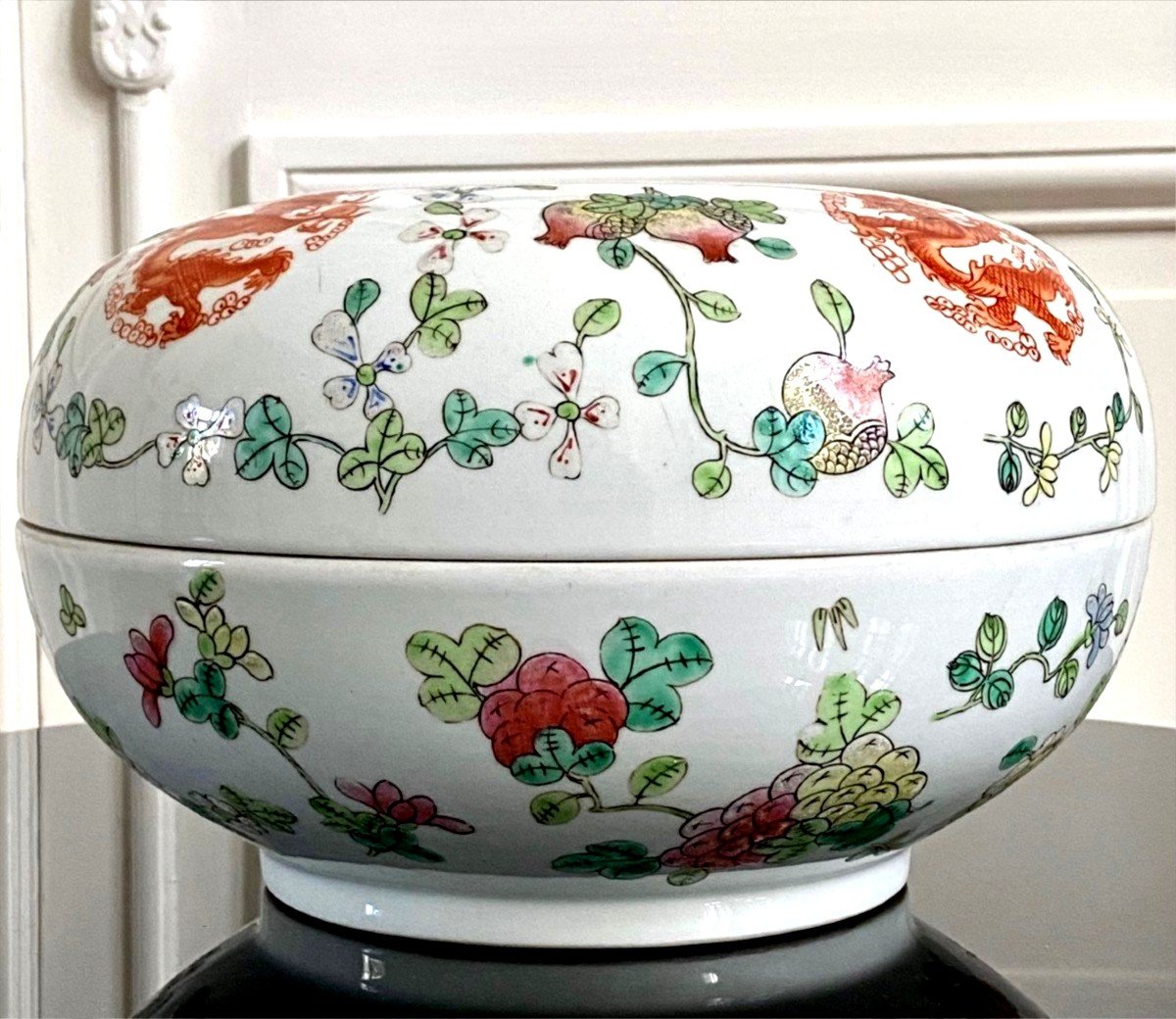Chine, Milieu Du XXème Siècle, Important Coffret Rond En Porcelaine Décor De Phénix Et Dragons.-photo-4