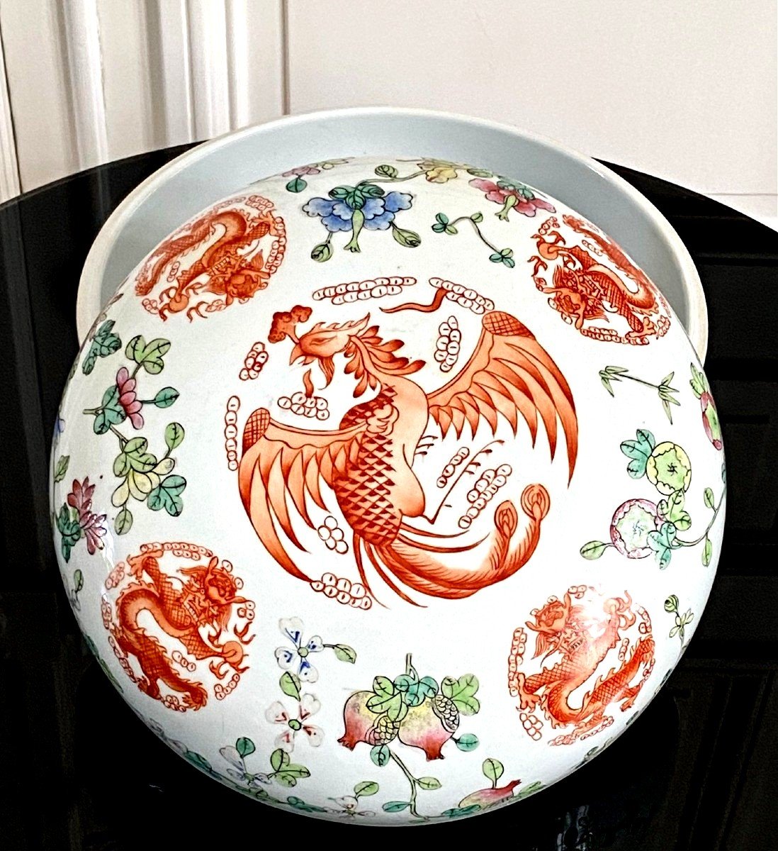 Chine, Milieu Du XXème Siècle, Important Coffret Rond En Porcelaine Décor De Phénix Et Dragons.-photo-4