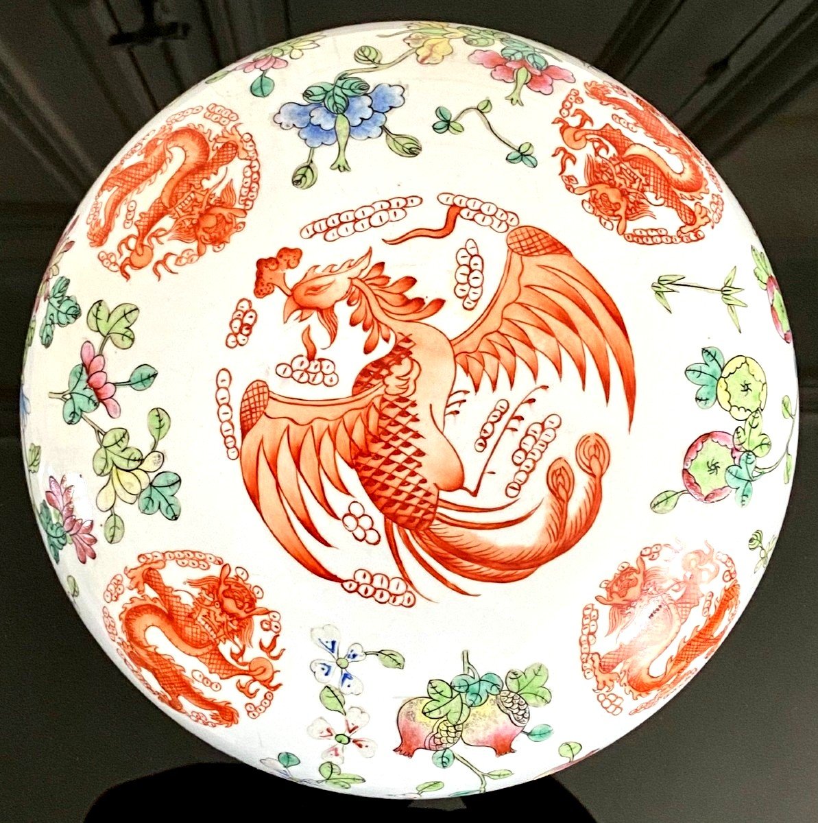 Chine, Milieu Du XXème Siècle, Important Coffret Rond En Porcelaine Décor De Phénix Et Dragons.