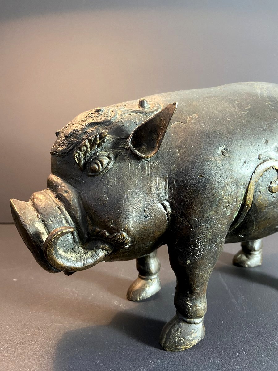 Indonésie, Iles Célèbes, Milieu XXème, sculpture votive en bronze représentant un babiroussa.-photo-2