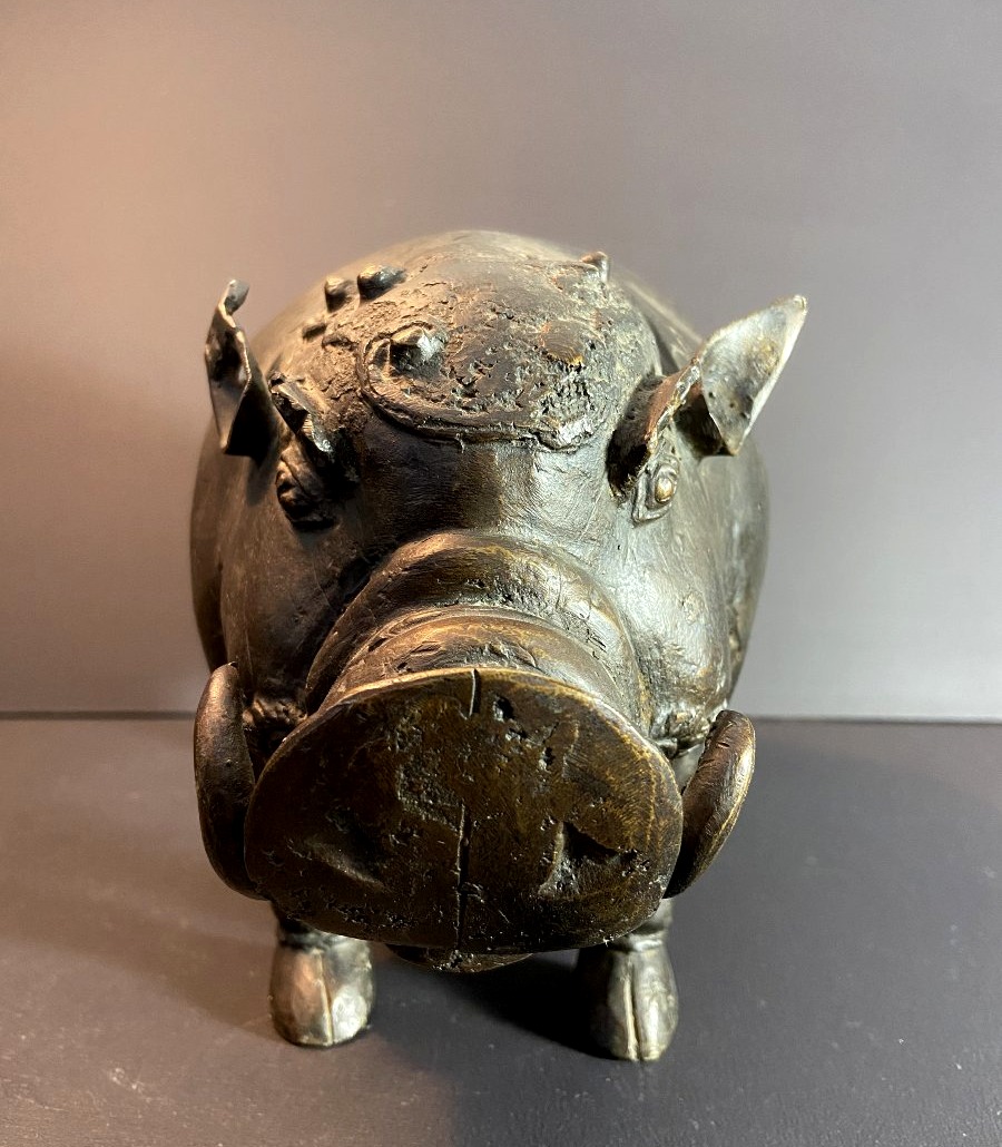 Indonésie, Iles Célèbes, Milieu XXème, sculpture votive en bronze représentant un babiroussa.-photo-3