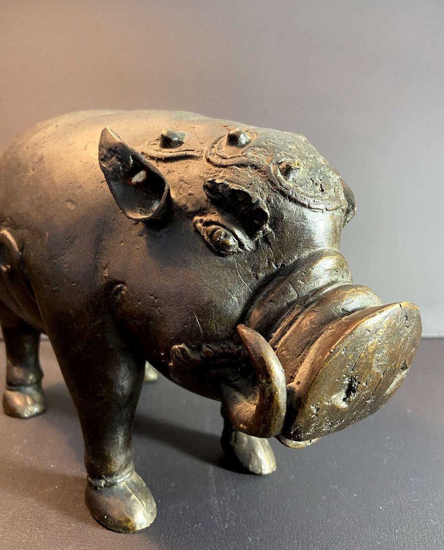 Indonésie, Iles Célèbes, Milieu XXème, sculpture votive en bronze représentant un babiroussa.-photo-1