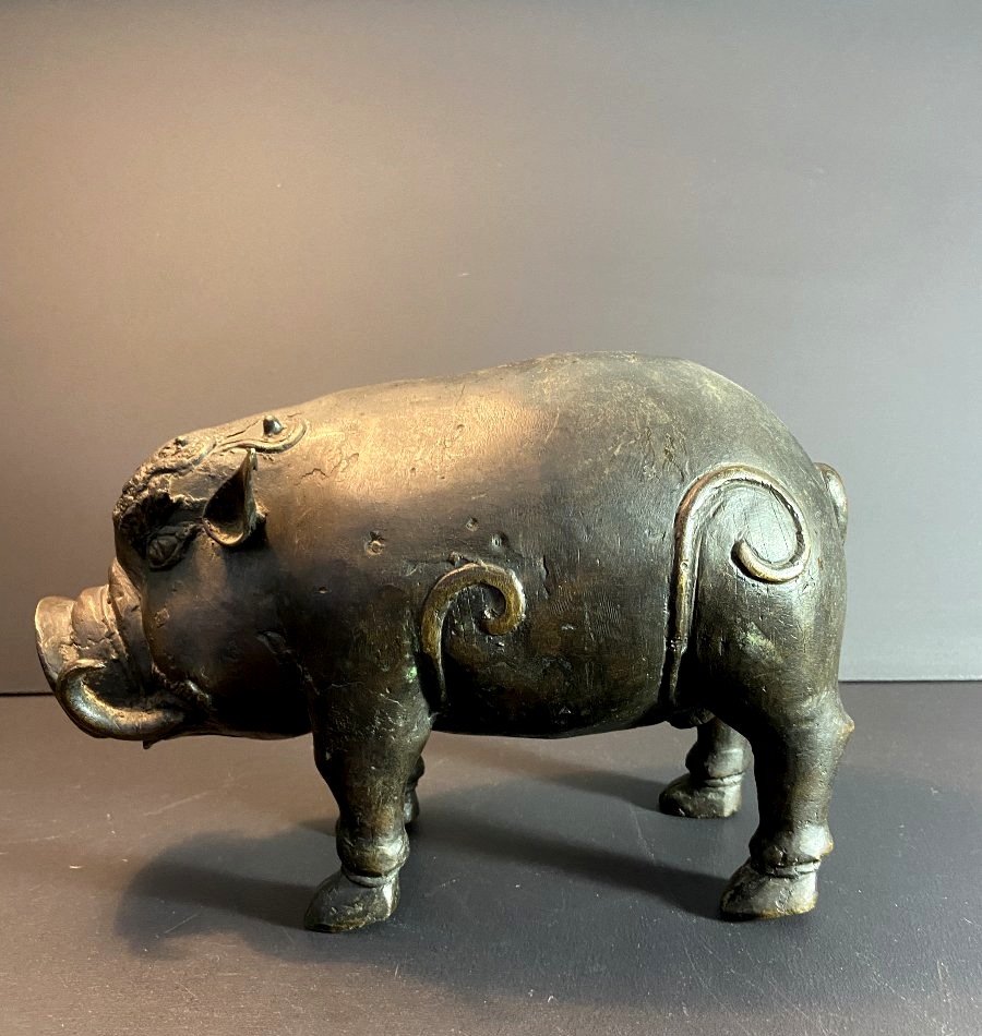 Indonésie, Iles Célèbes, Milieu XXème, sculpture votive en bronze représentant un babiroussa.-photo-2