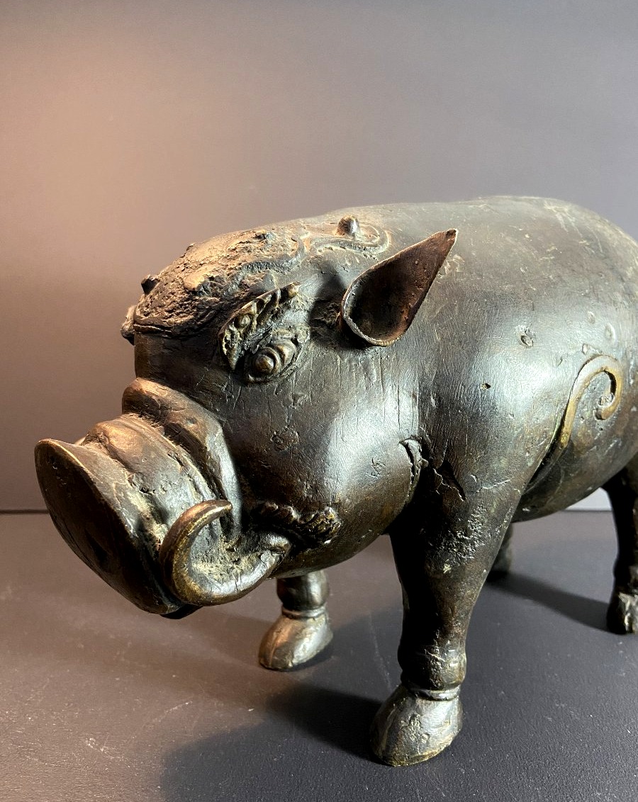 Indonésie, Iles Célèbes, Milieu XXème, sculpture votive en bronze représentant un babiroussa.-photo-3