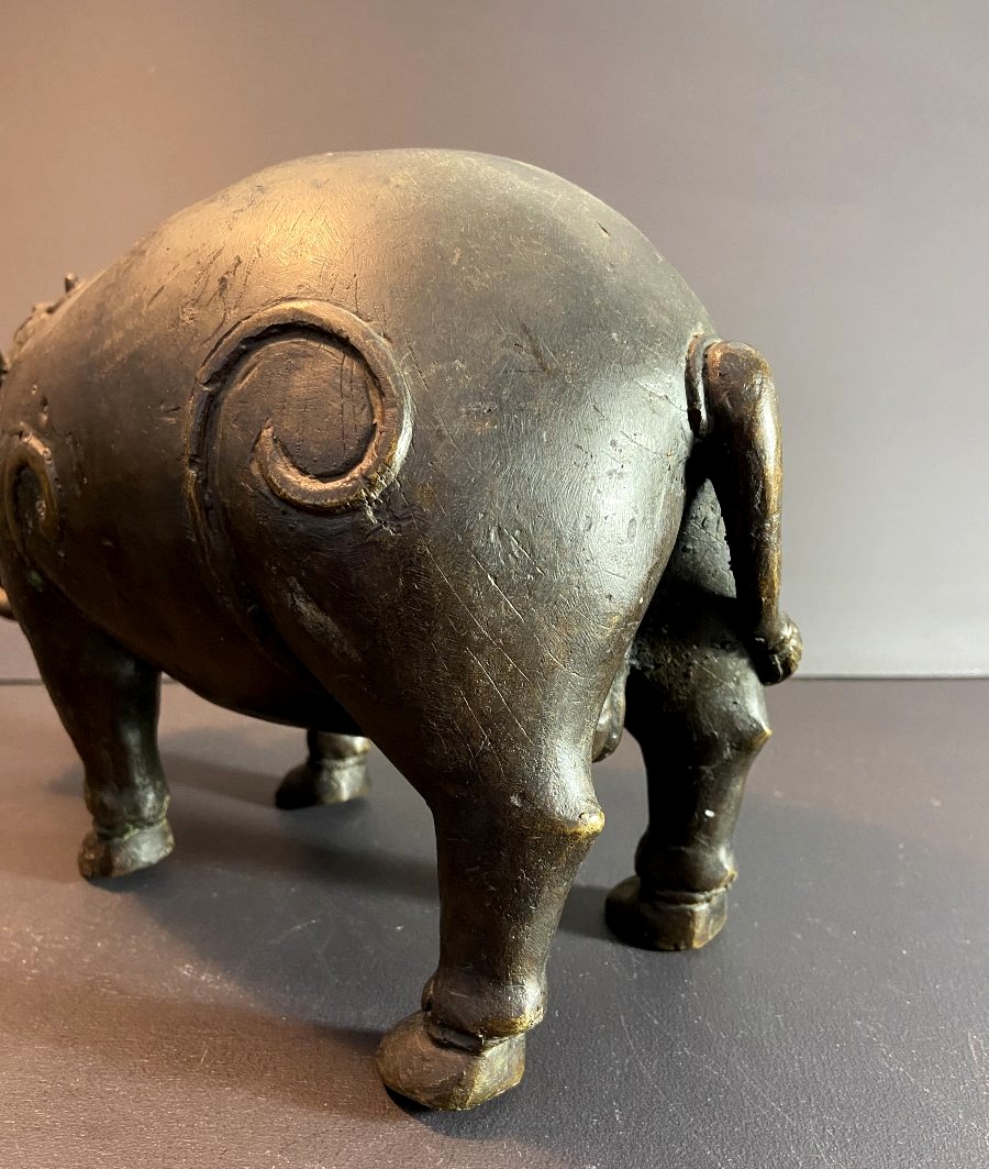 Indonésie, Iles Célèbes, Milieu XXème, sculpture votive en bronze représentant un babiroussa.-photo-4