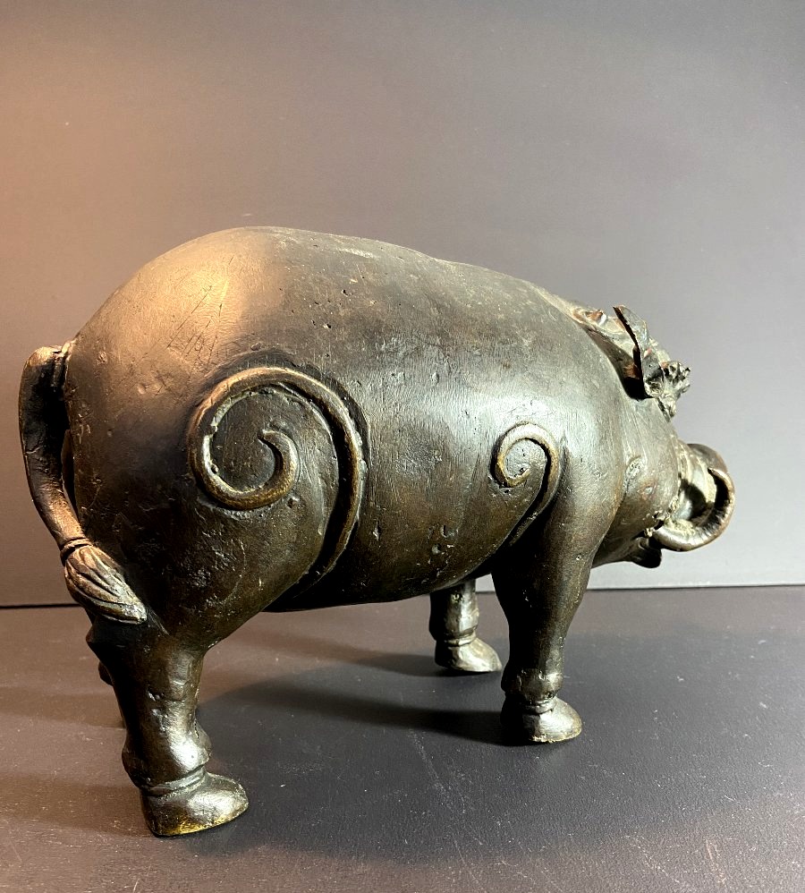 Indonésie, Iles Célèbes, Milieu XXème, sculpture votive en bronze représentant un babiroussa.-photo-6