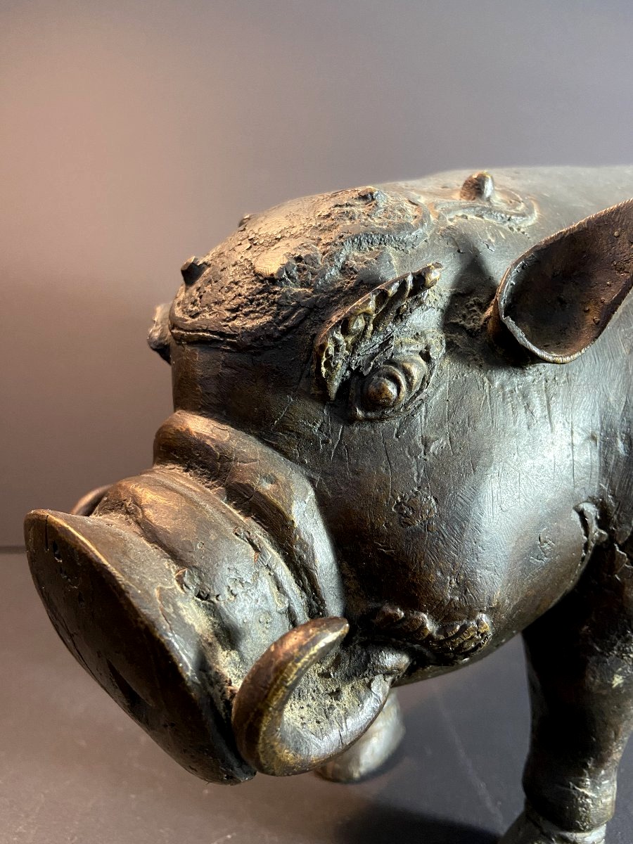 Indonésie, Iles Célèbes, Milieu XXème, sculpture votive en bronze représentant un babiroussa.