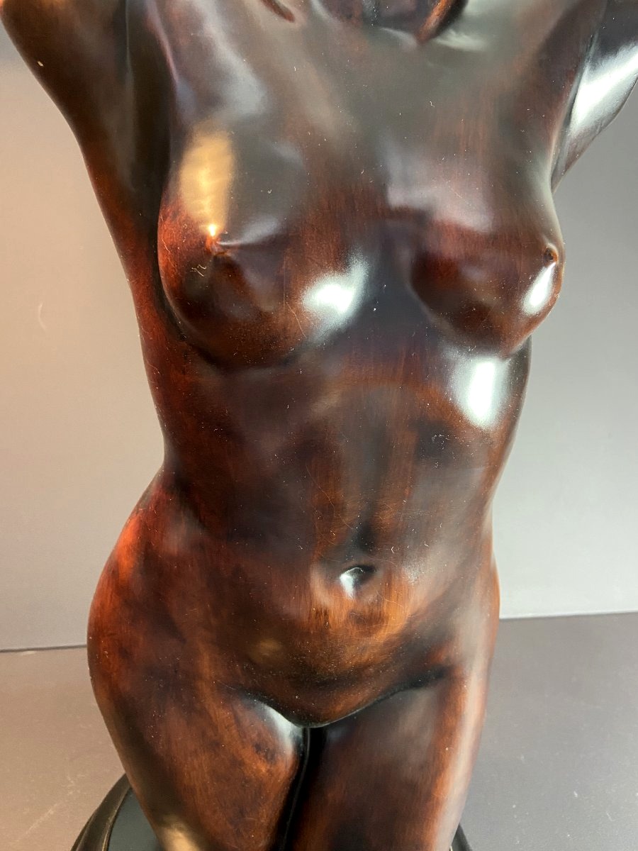 France, 1970, Sculpture à représentation d'un buste féminin en  bois sculpté.